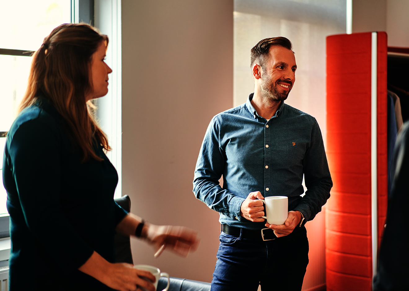 Bild von fröhlichen Mitarbeitenden